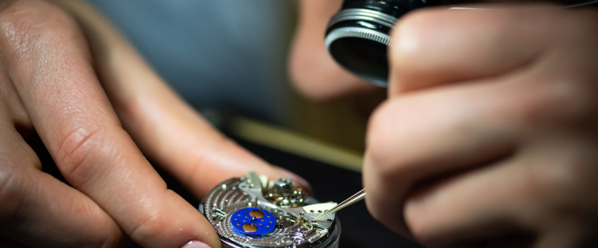Uhrmacher repariert teure ORIS Luxusuuhr