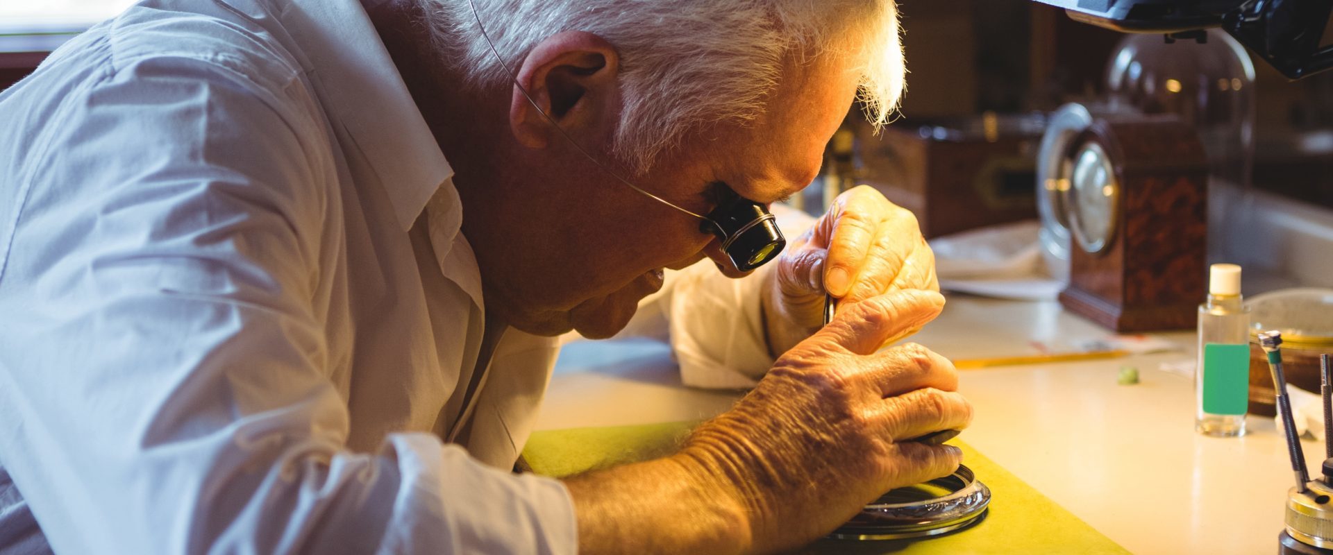 Senior Uhrmacher repariert eine Chronoswiss Uhr