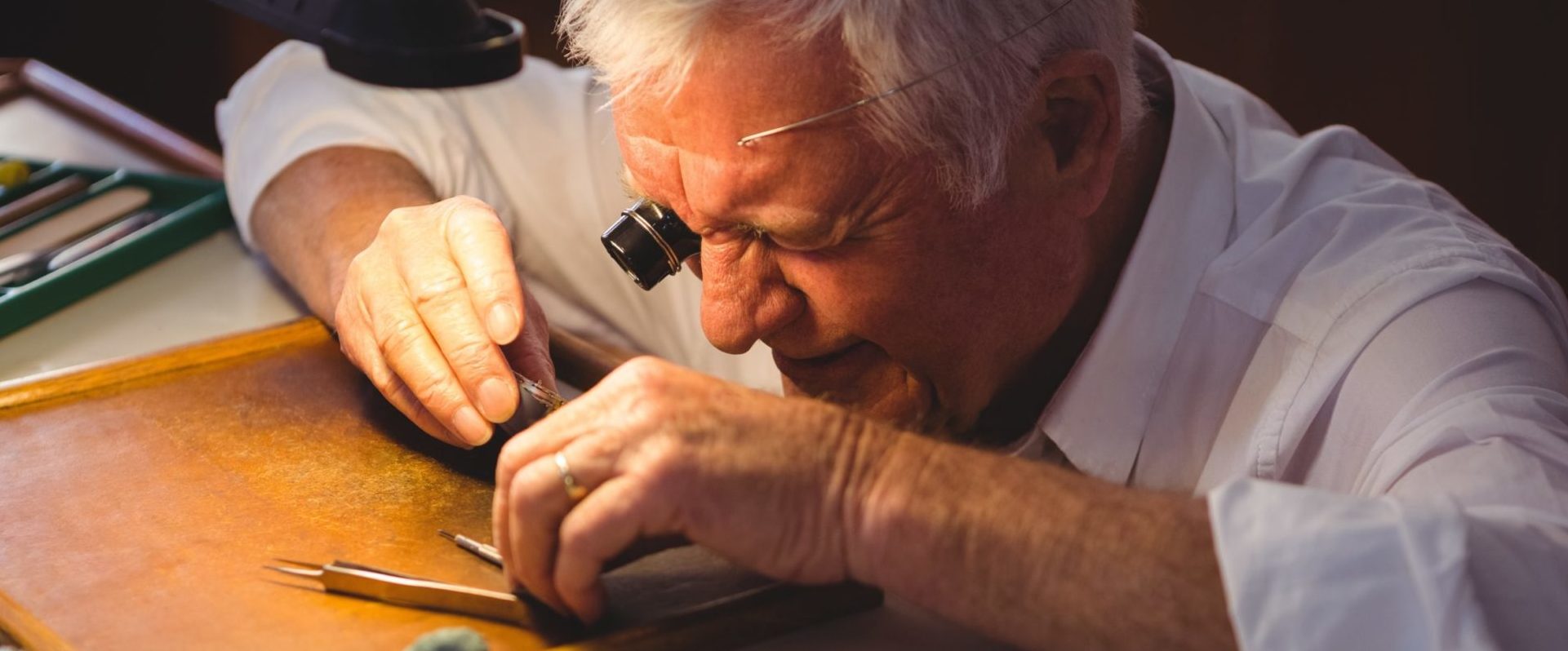 Erfahrener Uhrmacher repariert alte GUB Glashütte Uhr