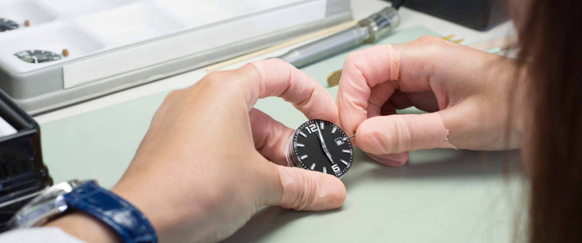 Uhrmacher repariert eine Mode Uhr