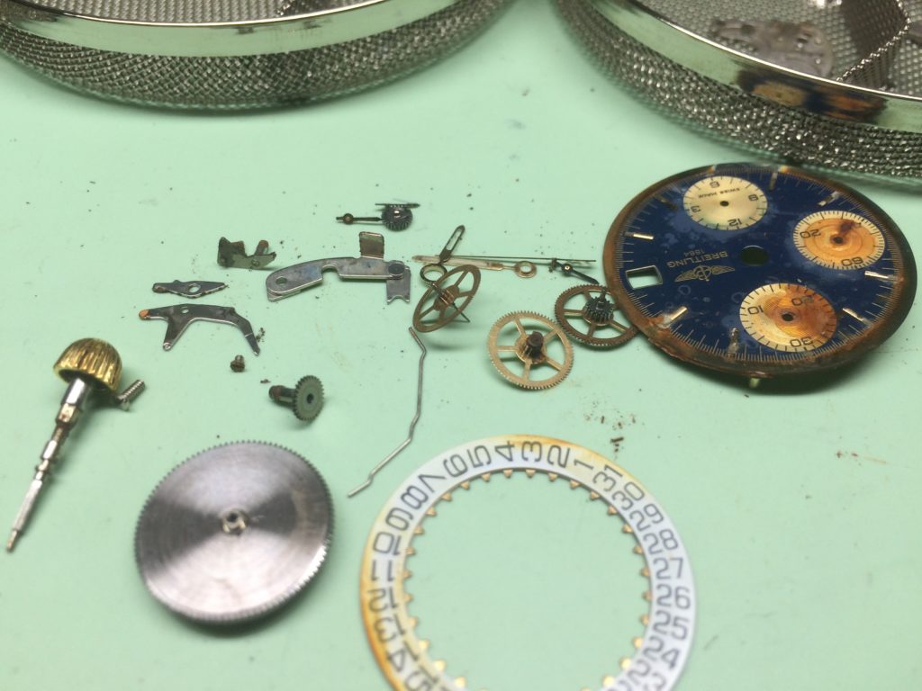 Breitling vor der Reparatur: verrostetes Teile und Zifferblatt